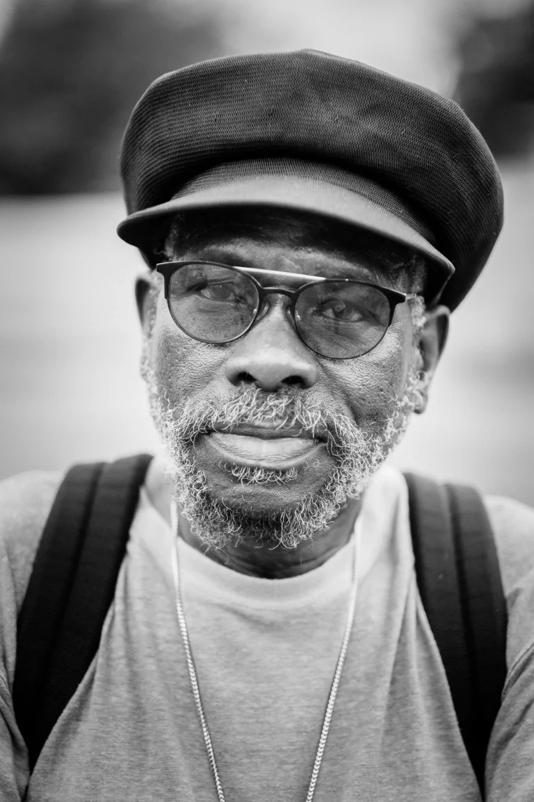 Czarno biały portret jamajskiego wokalisty Johnny Osbourne zrobiony przez Bartka Murackiego do serii Reggae Faces w Kingston na Jamajce