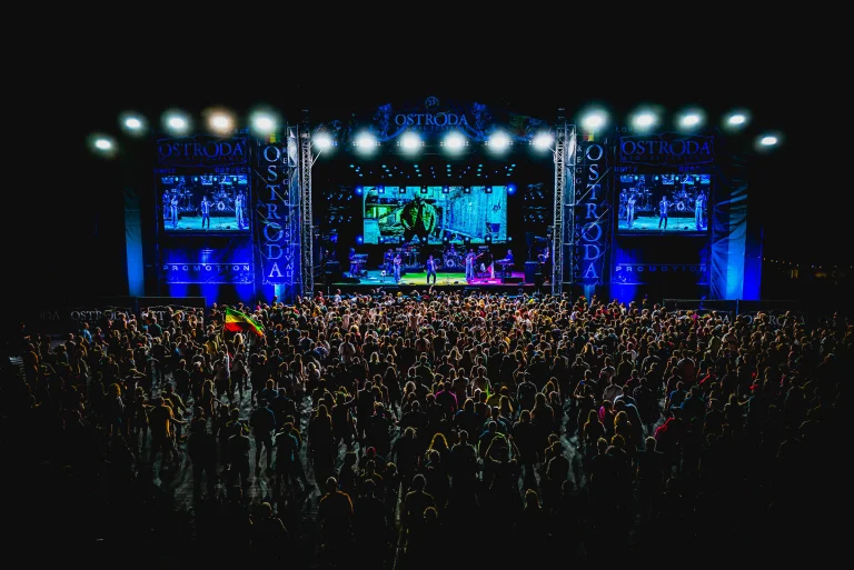 Scena główna Ostróda Reggae Festival 2024 w nocy, przed sceną kolorowy tłum z trójkolorowymi flagami. Autor zdjęcia: Bartek Muracki
